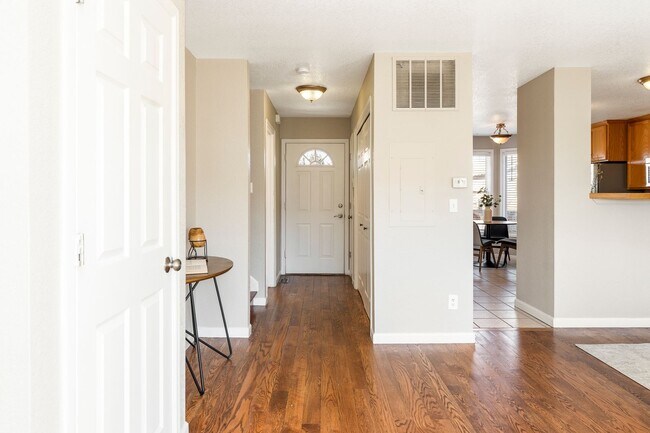 Foto del edificio - Charming 3 Bedroom Townhome in Highlands Neighborhood
