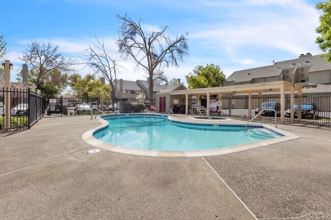 Foto del edificio - **Completely Remodeled ** 1BR/1BA w/ Private Patio + Garage in Sacramento ** Move in May 1st & ge...