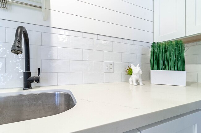 Foto del edificio - 2144 Royal Dr