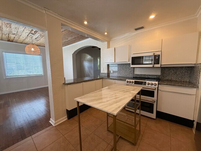 Building Photo - 359 Greenbriar Dr