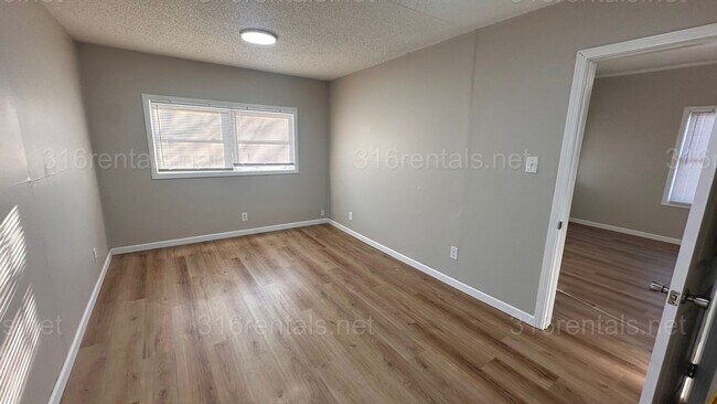 Building Photo - $1150- 3 bed 1 bath - Single Family Home with a fenced back yard!