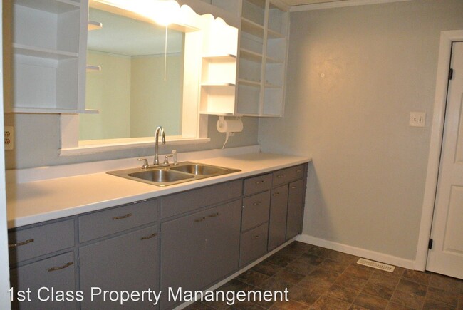Building Photo - 3 br, 1 bath House - 721 West St