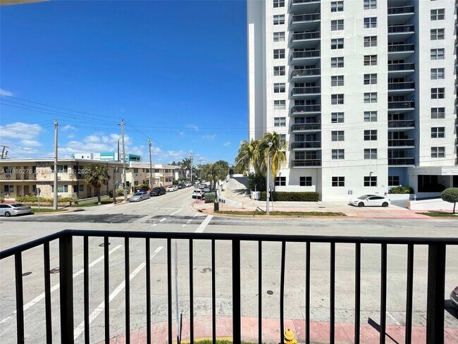 Foto del edificio - 6895 Byron Ave