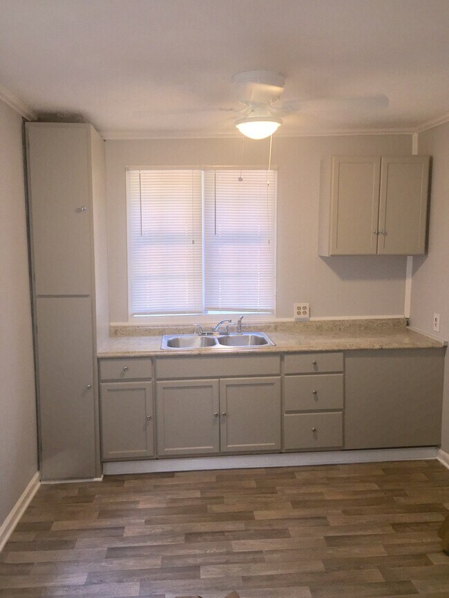 Foto del edificio - 1 Bed 1 bath house with a lot of yard spac...
