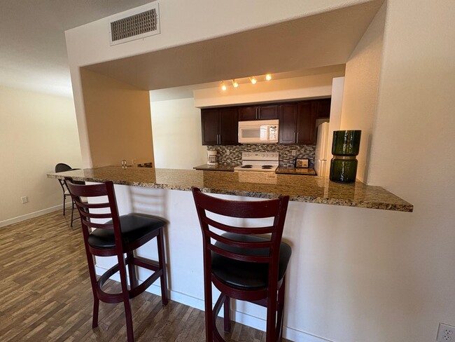 Foto del edificio - Recently remodeled fully furnished condo a...