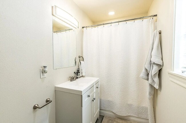 Building Photo - PRE-LEASING-- GREAT COLLEGE PROPERTY--- Ch...