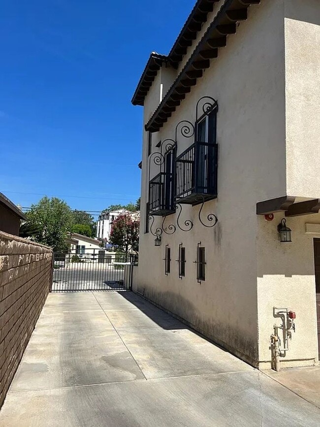 Building Photo - 247 S Arroyo Dr