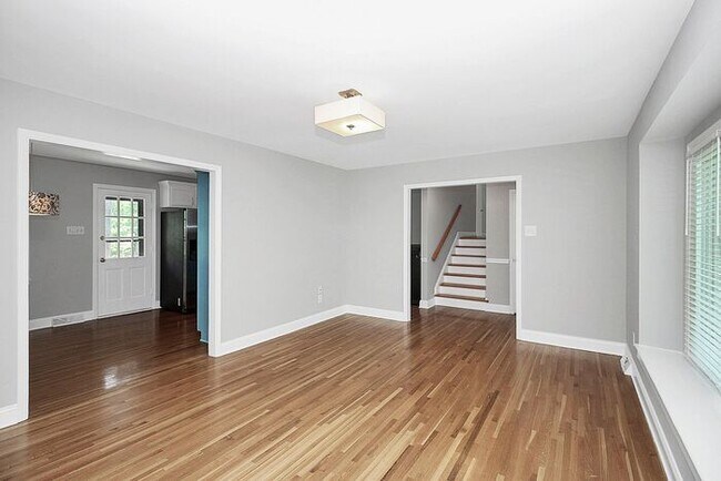 Foto del edificio - Upgraded 5BD/2.5BA Split-Level Home Near S...