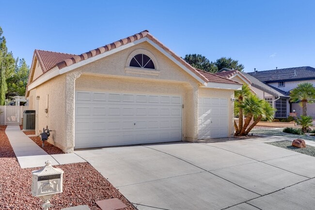 Building Photo - Beautiful Single Story Home !
