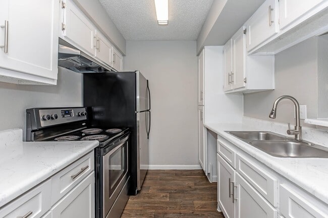 Building Photo - 9TWO5