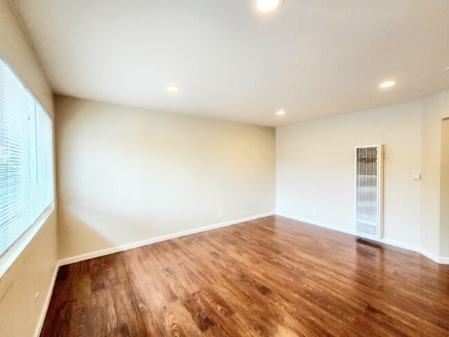 Building Photo - POPL416