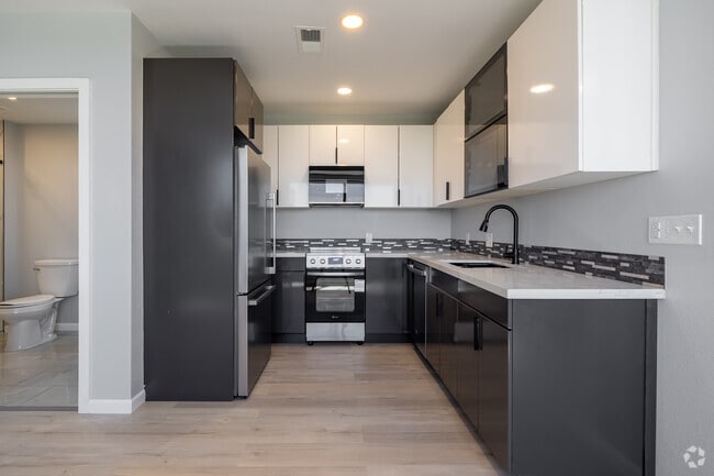 2BR, 2BA - 883SF - Kitchen - Reese Tower Apartments