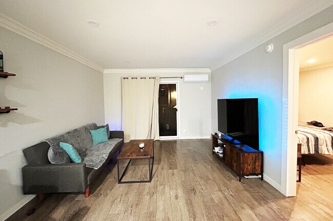 Living room - 525 S Ardmore Ave