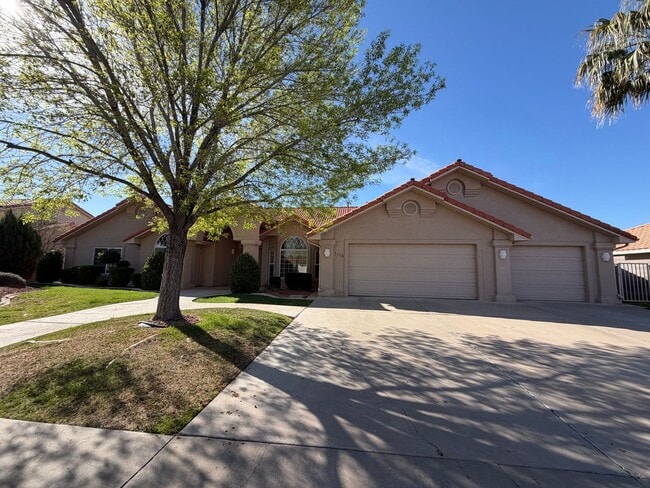 Building Photo - SPACIOUS HOME FOR RENT!