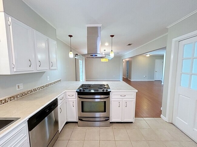 Building Photo - 3 Bedroom Located off Jefferson Hwy & Blue...