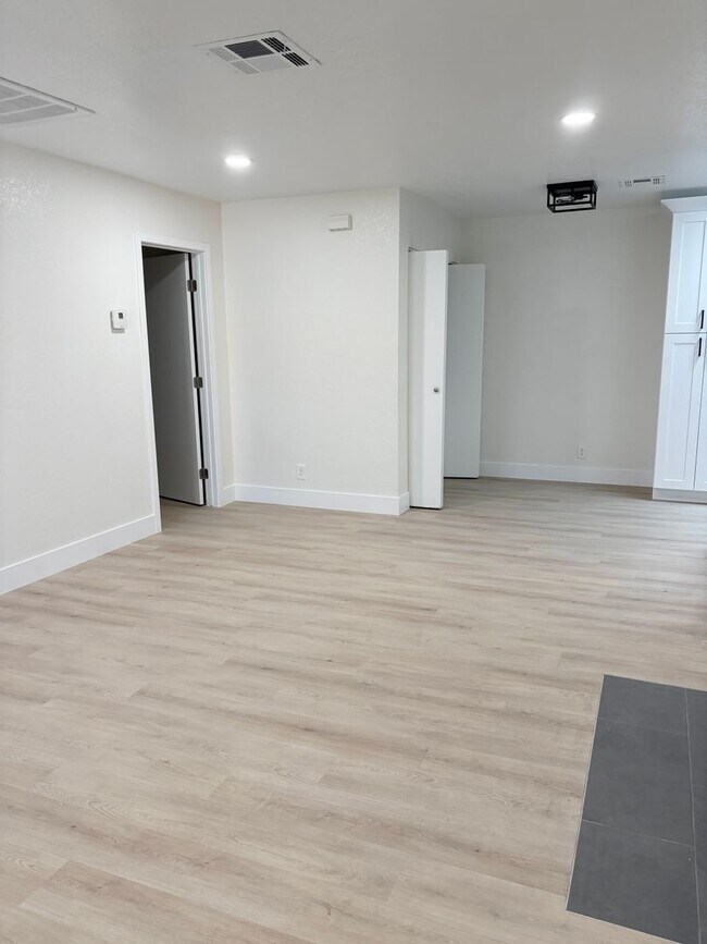 Foto del edificio - **BRAND NEW!! FULLY RENOVATED CONDO IN CHANDLER (CHANDLER BLVD & COOPER)**