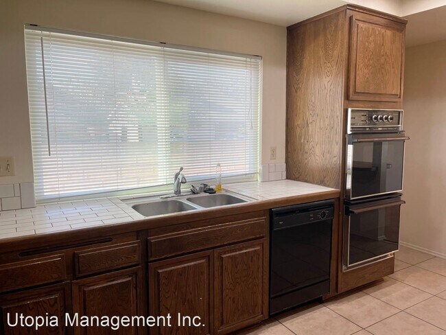 Foto del edificio - 3 br, 2 bath House - 711 Woodbine Ct.