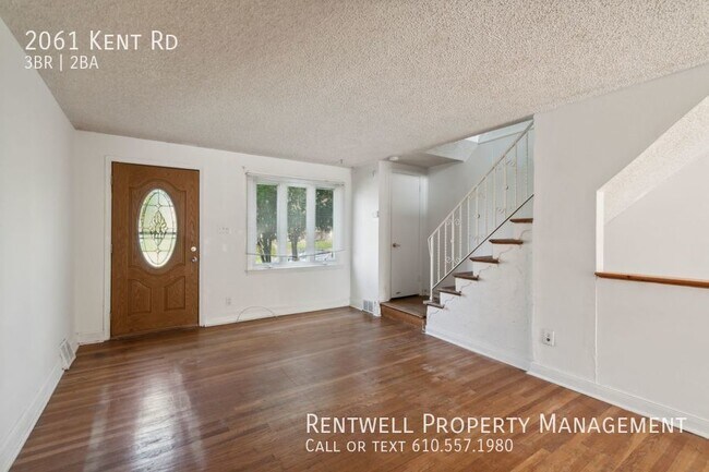 Building Photo - 3BR 1.5 BA Townhome +Central Air+Parking+F...