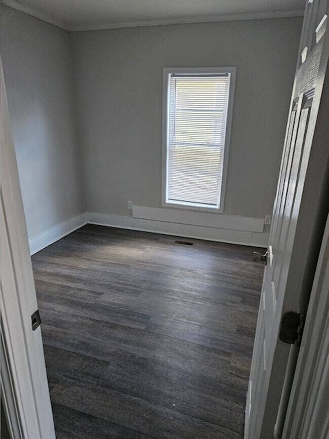Building Photo - 2BR 1BA Single Family
