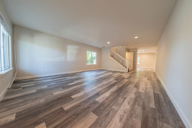 Building Photo - Beautiful Family Home
