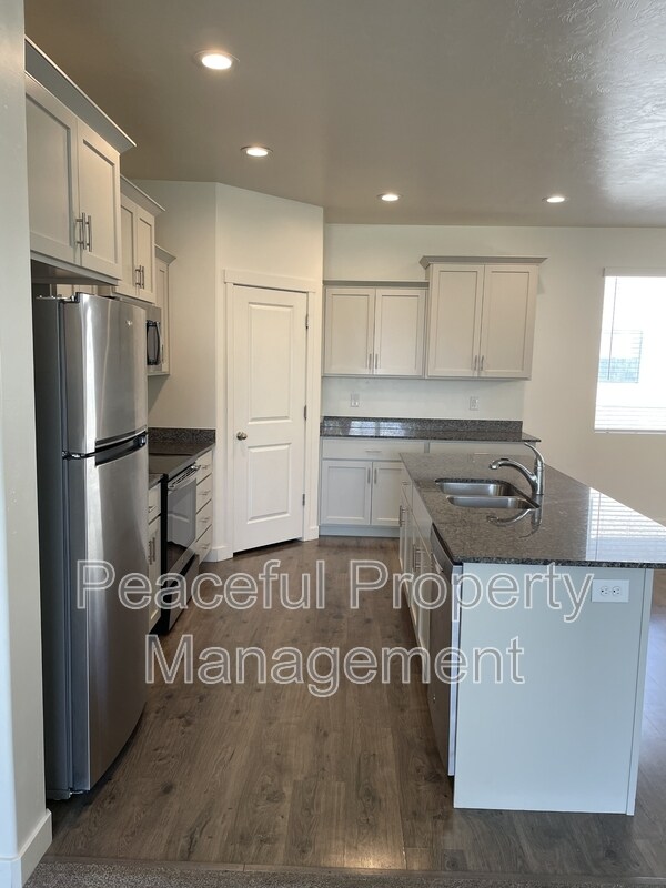 Building Photo - 447 Willow Leaf Rd