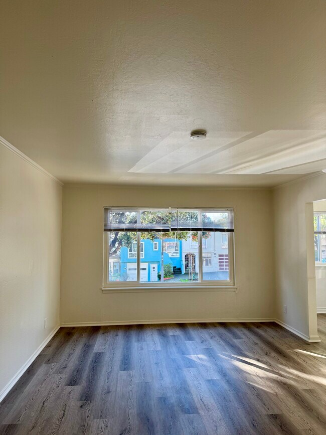 Foto del edificio - 554 Monterey Blvd