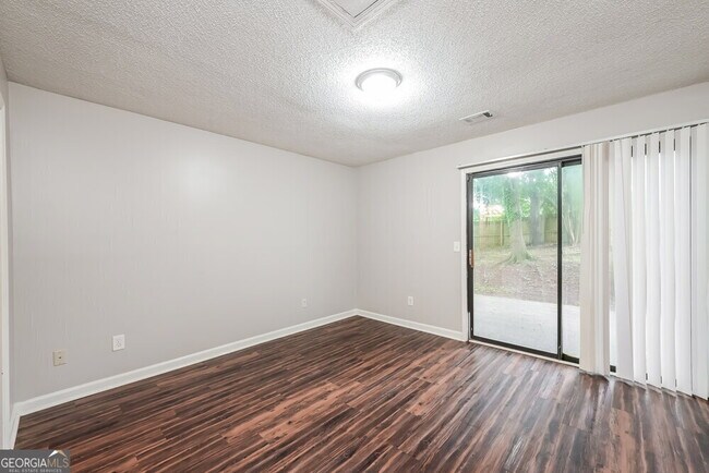 Foto del edificio - 5009 Hawthorne Ct