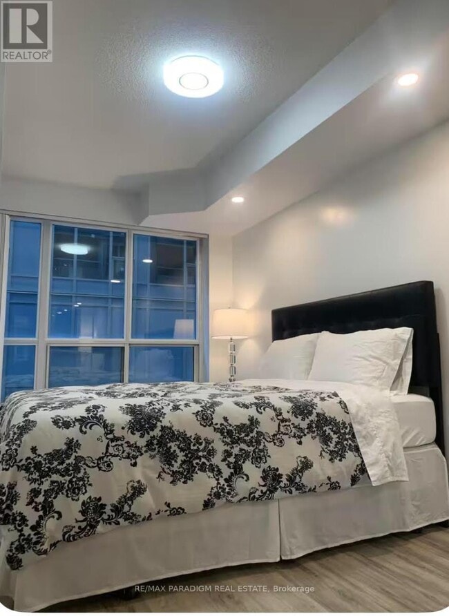 Building Photo - 250 Wellington St W