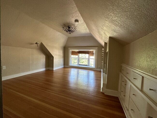 Dormitorio principal en el ático - 1330 S Grant St
