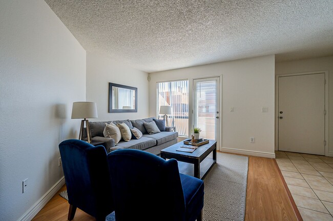 Foto del edificio - Great 2nd floor condo w/ covered parking!