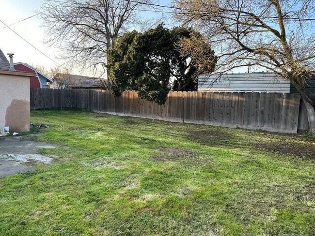 Foto del edificio - Hughson 2 Bedroom Back Unit Water, Sewer, ...