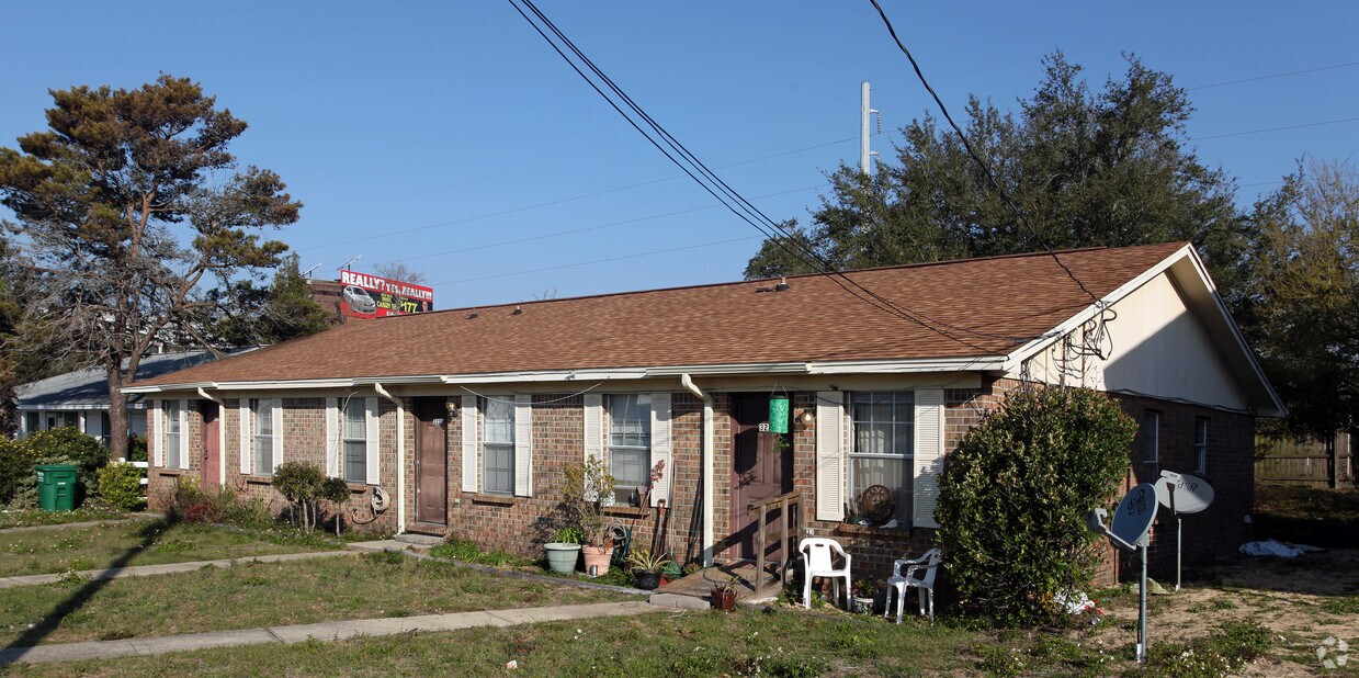 Building Photo - 3218-3222 Redwood Ln