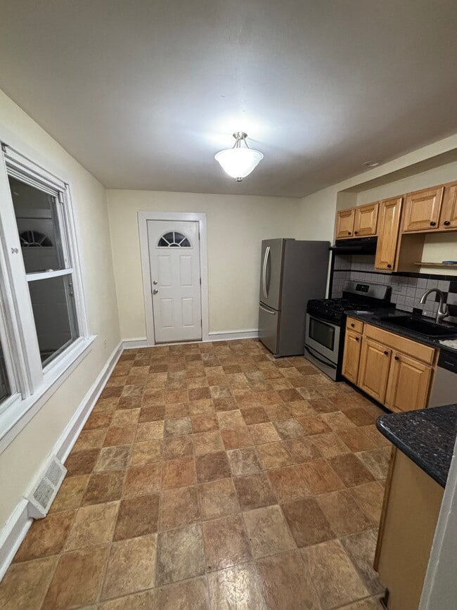 Kitchen - 614 Sampson Ave