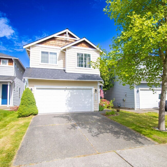 Building Photo - Beautiful 4 Bedroom + 2 Car Garage!