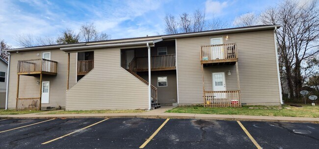 Foto del edificio - Nice 2BR/1BA Apartment near MSSU Campus in Joplin, MO. upstairs unit!!!