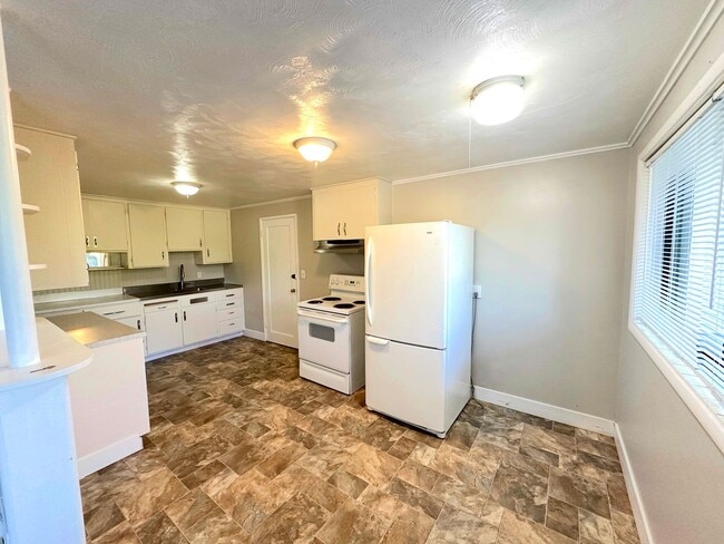 Foto del edificio - Charming 2BR Home with Garage & Expansive Yard in Ridgecrest area of Shoreline