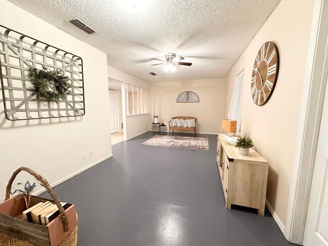 Foto del edificio - 7418 Meadow Cliff St