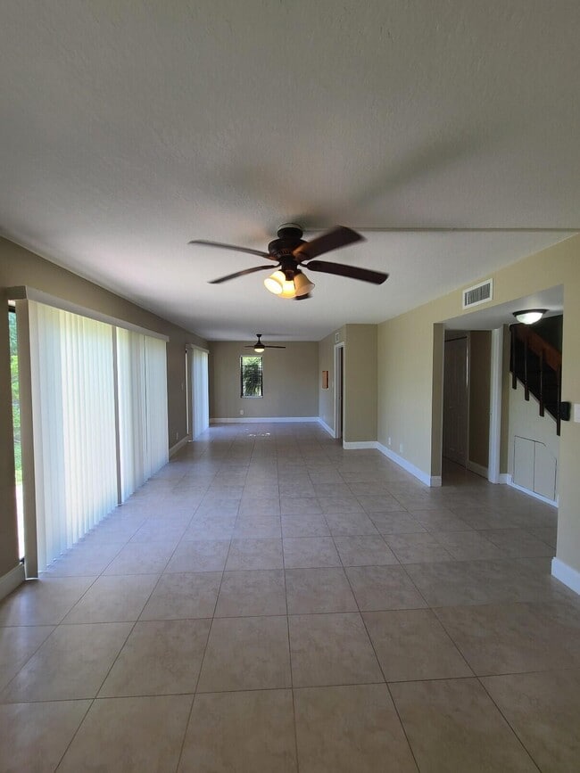 Building Photo - 3201 Bayview Dr