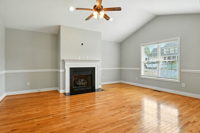 Foto del edificio - Charming 3BR Brick Home with Private Yard ...