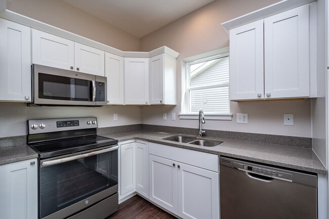 Building Photo - 4 bed 3 bath East side Iowa city!