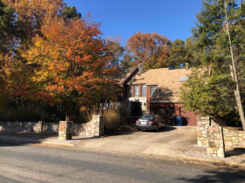 Primary Photo - 4 Timberline Dr