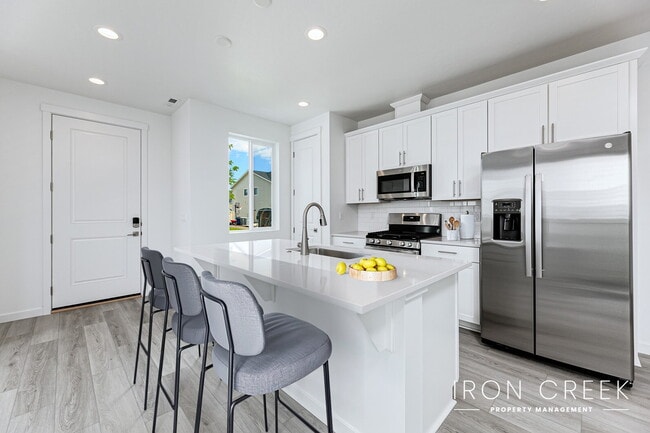Building Photo - Welcome to your like-new townhome in the h...