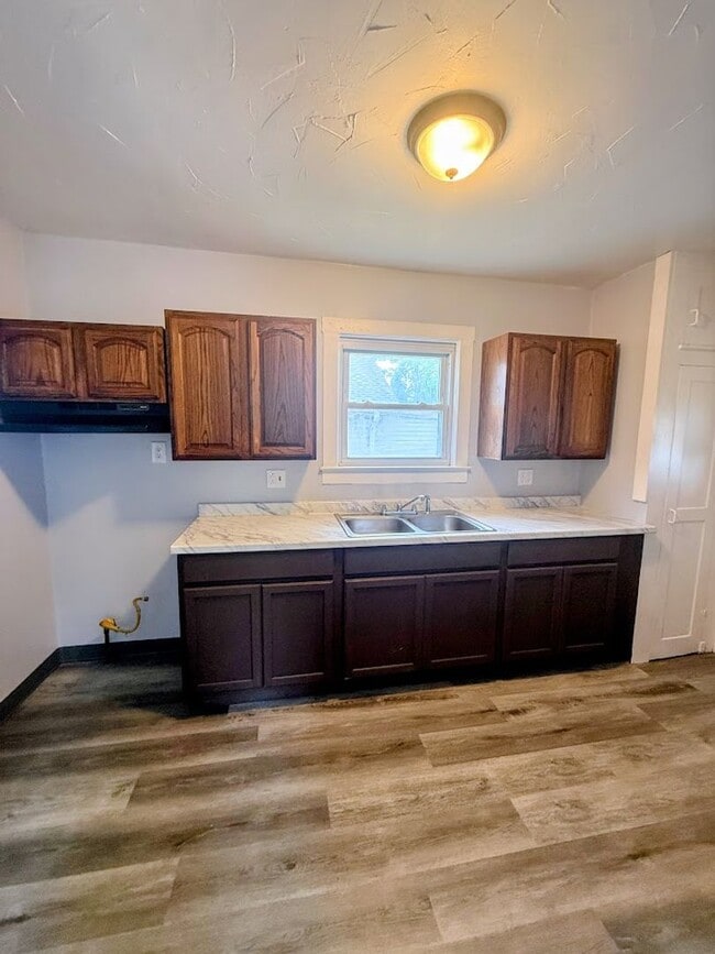 Building Photo - Three bedroom one bathroom home for rent