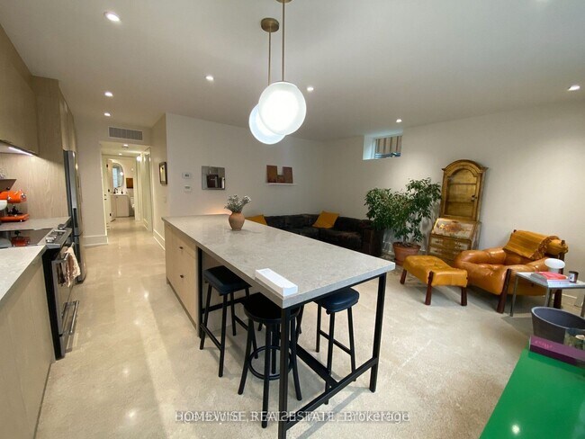 Photo du bâtiment - 1540 King St W