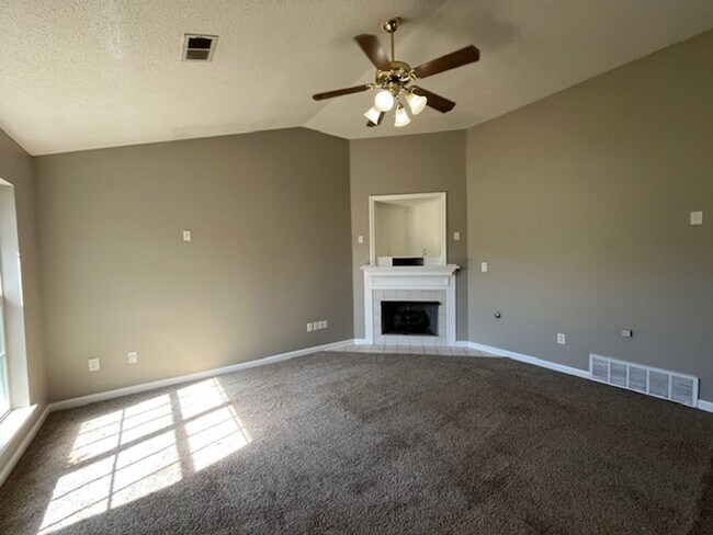 Foto del edificio - 2 Bedroom 2 Bath Home with 2 Car Garage fo...