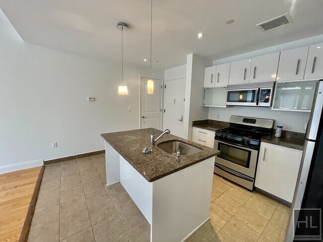 Building Photo - 110 4TH AVENUE 7B