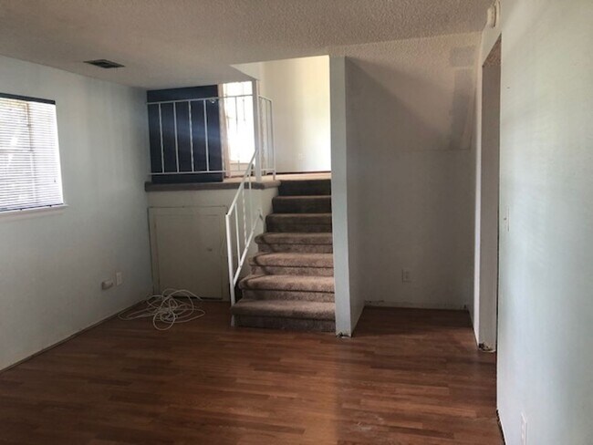 Foto del edificio - Roomy 3 bed/2 bath house with yard