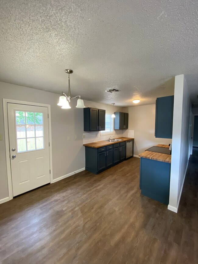 Eat in kitchen with backyard access - 4327 Stayman Dr House
