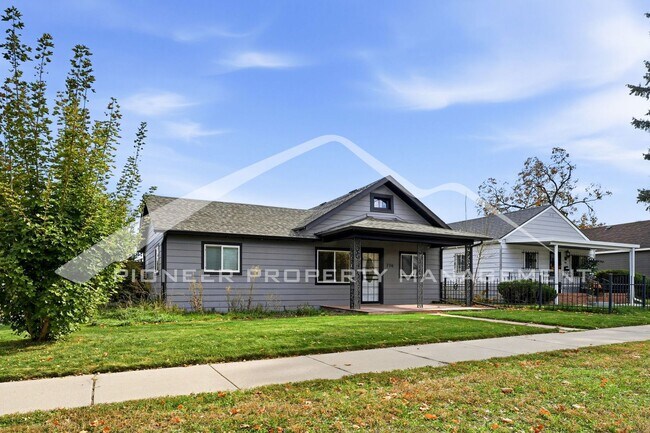 Building Photo - Charming Home with Washer/Dryer and Fenced...