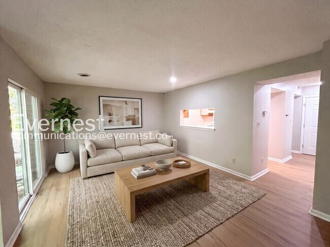 Building Photo - 3 Bed/1.5 Bath Townhome with Off-Street Parking / Available Soon!